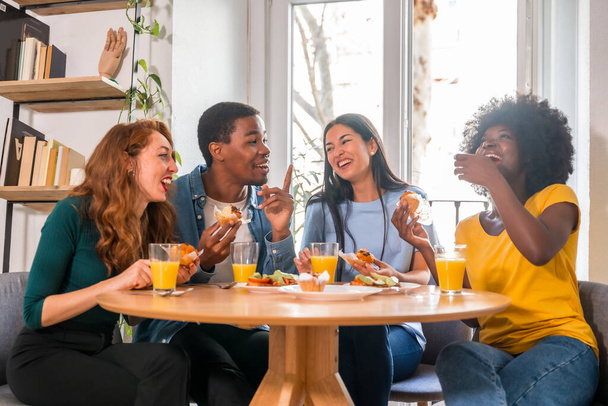 Přátelé na snídani s pomerančovým džusem a muffiny doma, společně oslavit dobré zprávy - Fotografie, Obrázek