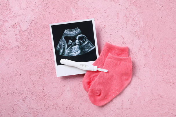 Konzept von Schwangerschaft und Mutterschaft, Draufsicht - Foto, Bild