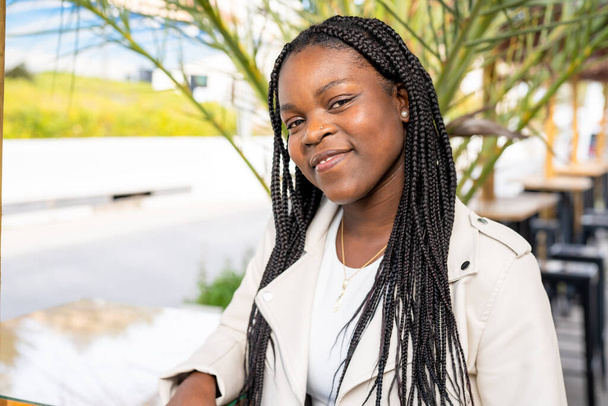 Primer plano de la joven mujer africana feliz en la ciudad al aire libre - Foto, Imagen