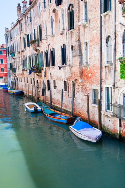 Припаркованные лодки на канале в Венеции, Италия
 - Фото, изображение