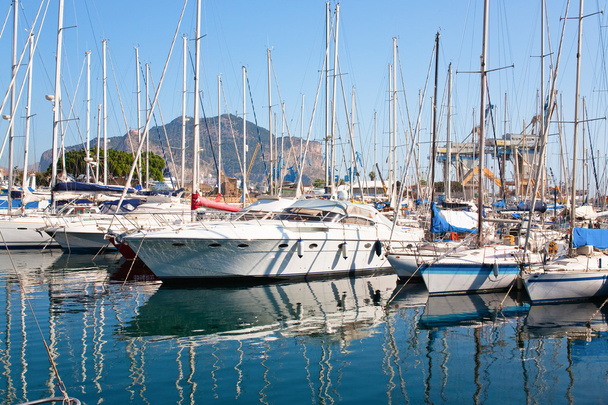 Jahdit ja veneet Palermon vanhassa satamassa
 - Valokuva, kuva