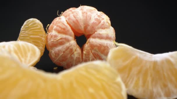 Tangerinas suculentas e maduras, mandarina close-u. Vitaminas, comida saudável. Laowa Macro tiro de frutas em fundo preto - Filmagem, Vídeo