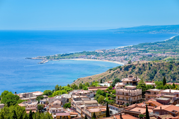 Ciudad Taormina y resort Gardini Naxos en la costa jónica
 - Foto, Imagen