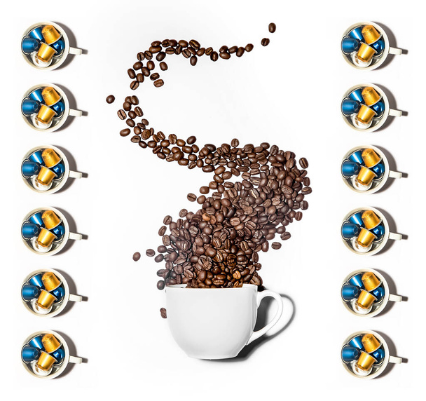 Spritzer Kaffeebohnen aus einer weißen Tasse isoliert über weißem Hintergrund. Hochwertiges Foto - Foto, Bild