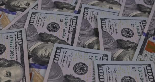Κατά τη διάρκεια του παιχνιδιού των τυχερών παιχνιδιών, ζάρια τοποθετούνται πάνω από σωρός χρημάτων - Πλάνα, βίντεο