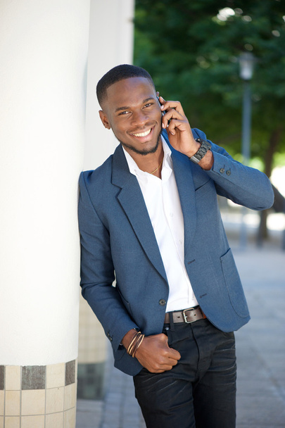 Lachende jonge zakenman bellen door cell phone - Foto, afbeelding