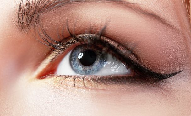 Womanish eye with glamorous makeup - Foto, Imagem
