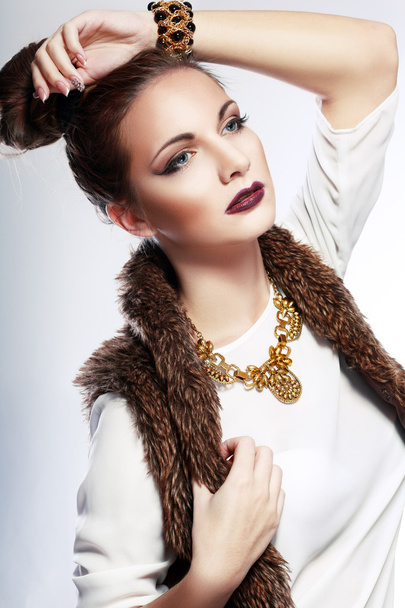 Модель моды с взъерошенными волосами
 - Фото, изображение