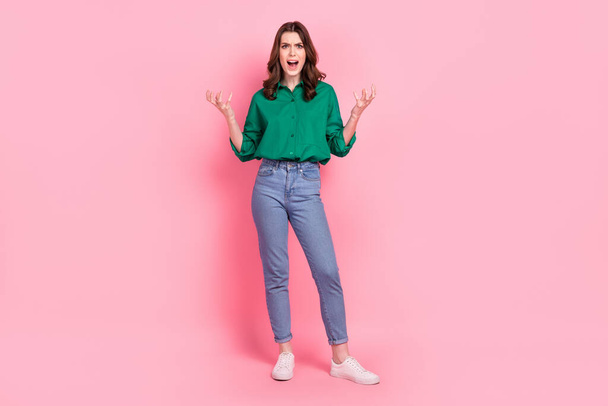 Volledige lengte foto van boze gekke dame gekleed groene blouse schreeuwen stijgende handen armen geïsoleerde roze kleur achtergrond. - Foto, afbeelding