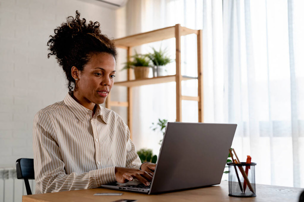 young african american woman working at home - Foto, Bild