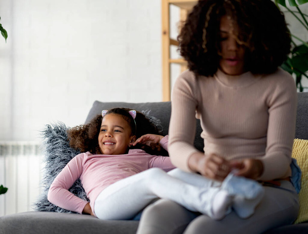 afro-amerikai anya és lánya együtt töltik az időt otthon - Fotó, kép