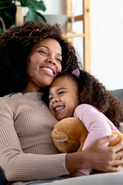 Африканская американская мать и дочь проводят время вместе дома - Фото, изображение