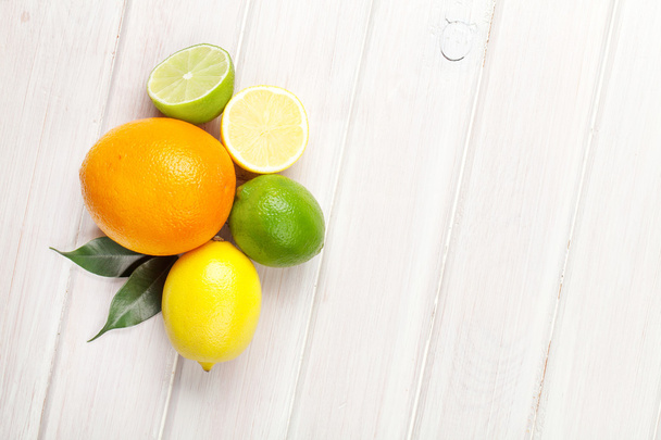 柑橘系の果物。オレンジ、ライム、レモン - 写真・画像