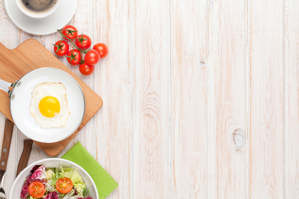 Kızarmış yumurta ile sağlıklı kahvaltı - Fotoğraf, Görsel