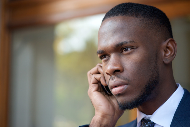 αφρικανικός Αμερικανός επιχειρηματίας, μιλάμε για κινητό τηλέφωνο - Φωτογραφία, εικόνα