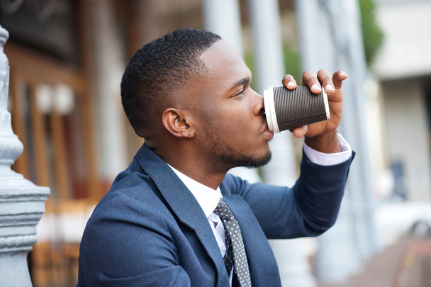 Бізнесмен розслабляється з чашкою кави під час перерви
 - Фото, зображення