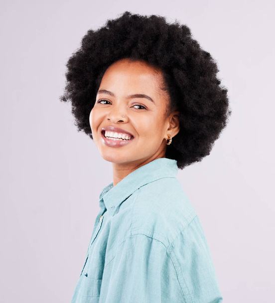 Πορτρέτο, χαρούμενη και μαύρη γυναίκα χαμόγελο για τη μόδα ή το στυλ με ένα afro απομονωμένο σε ένα στούντιο ροζ φόντο. Πρόσωπο, casual και θηλυκό πρόσωπο ενθουσιασμένοι, αυτοπεποίθηση και ομορφιά ή ευτυχία. - Φωτογραφία, εικόνα