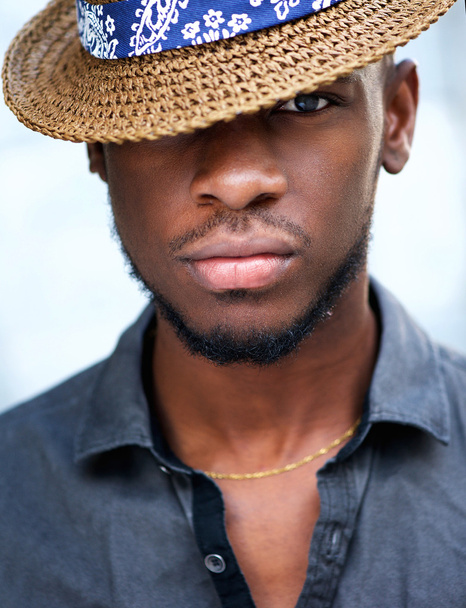 Elegáns fiatal afroamerikai férfi kalapban - Fotó, kép