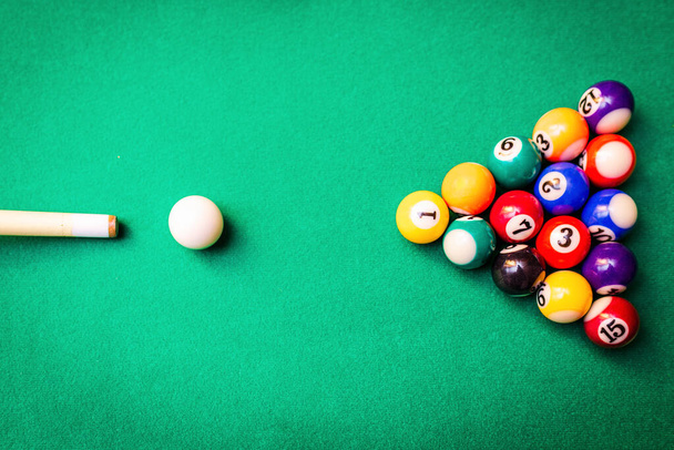 Cue cél biliárd snooker piramis zöld asztalon.Biliárd labdák a zöld asztalon biliárd dákó, Snooker, Pool játék.Felülnézet. - Fotó, kép