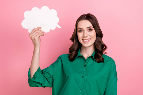 Photo of cheerful positive cute friendly woman with wavy hairdo dressed green shirt holding mind cloud smiling isolated on pink background. - Foto, afbeelding