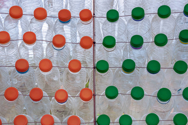 Krásná stěna z vícebarevných recyklovaných plastových lahví - Fotografie, Obrázek