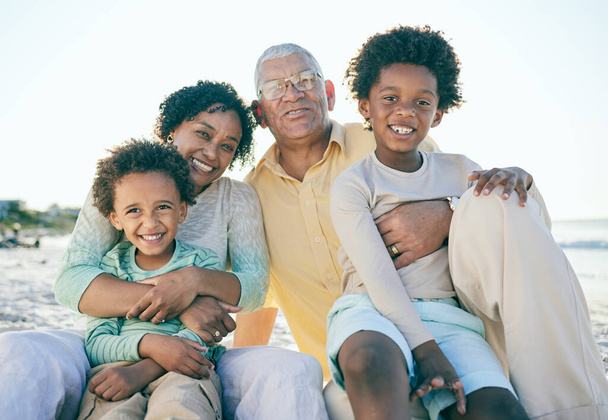 Lächeln, Strand und Portrait von Kindern mit Großeltern genießen Urlaub, Sommerferien und Wochenende. Familie, glücklich und Opa, Großmutter und Kinder freuen sich auf qualitativ hochwertige Zeit, Entspannung und Bindung. - Foto, Bild