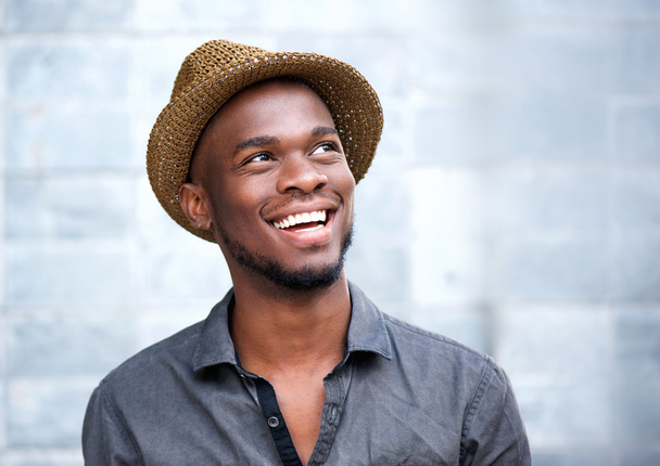 Közelről egy boldog fiatal afroamerikai férfi nevetve portréja  - Fotó, kép