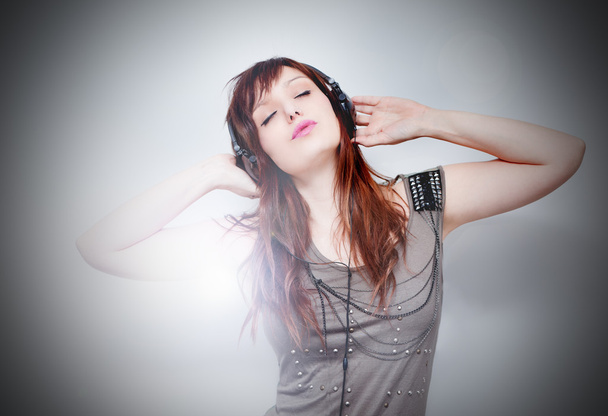 piękna młoda kobieta słuchająca muzyki ze słuchawkami - Zdjęcie, obraz