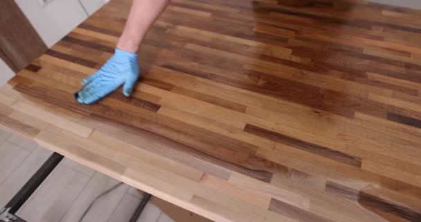 Impregnación de madera y revestimiento de mesa de madera con aceite. Protección de los productos de madera contra la humedad - Metraje, vídeo