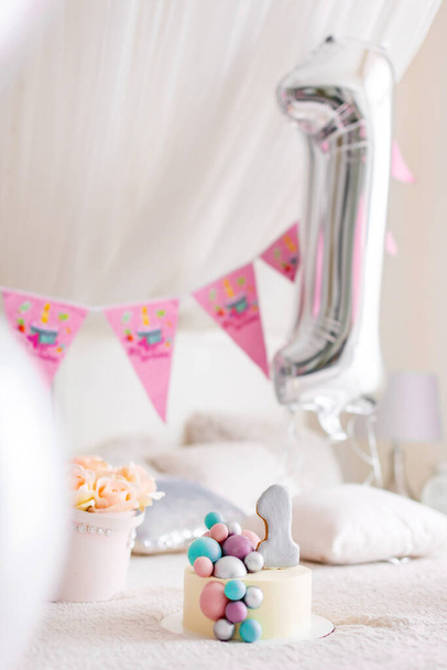 Decoraciones de cumpleaños de un año para una chica hermosa. Estilo de chicas. Muchos globos de estilo rosa y blanco. Foto de alta calidad - Foto, Imagen
