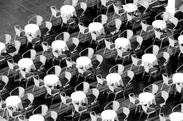 mesas de café al aire libre vistas desde arriba
 - Foto, imagen