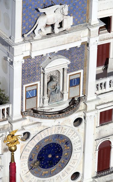 Λιοντάρι και άγαλμα στον Πύργο του ρολογιού στον Άγιο σημαδέψετε το τετράγωνο στο venic - Φωτογραφία, εικόνα