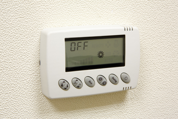 Цифровой климатический термостат на стене
 - Фото, изображение