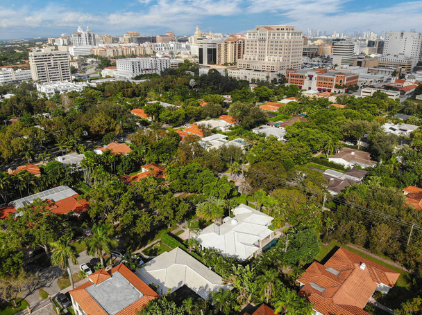 Luftaufnahme eines Vorortes in Coral Gables City mit viel tropischem Grün ringsum, modernen Häusern mit Eleganz und Stil, Sommerwetter, blauem Himmel - Foto, Bild