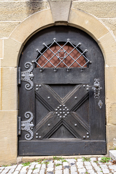 Puerta antigua de un edificio histórico con herrajes de puerta de acero - Foto, Imagen