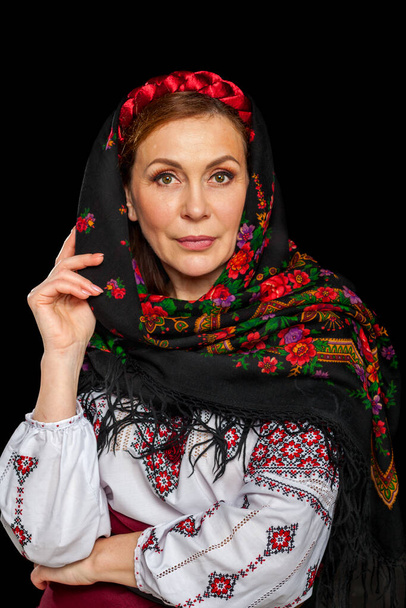 Belle femme ukrainienne en costume national. Jolie femme ukrainienne portant dans la broderie ukrainienne traditionnelle, isolé à fond noir. - Photo, image