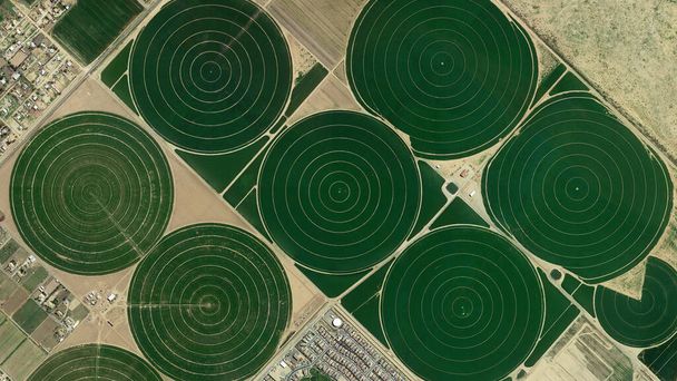 Okrągłe pola, system nawadniania Centrum i bezpieczeństwo żywności, widok z góry z lotu ptaka, widok na duże okrągłe pola, pola uprawne i kolorowe pola - Zdjęcie, obraz
