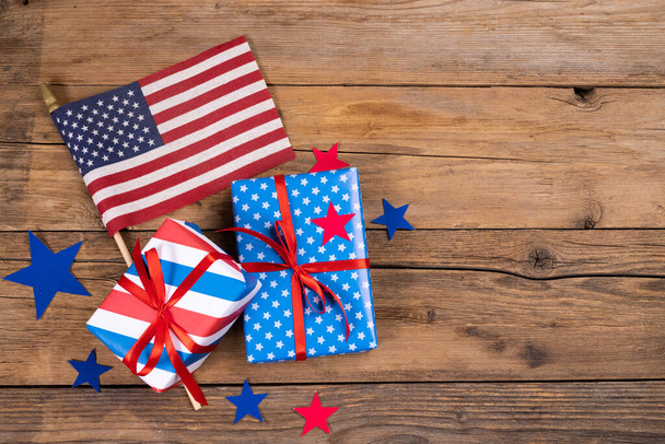 USA függetlenségi nap, ünnep, hazafiság és ünnepek koncepciója - közelkép édességzászlóval és csillagokkal július 4-én felülről, fából készült háttérrel. Kiváló minőségű fénykép - Fotó, kép