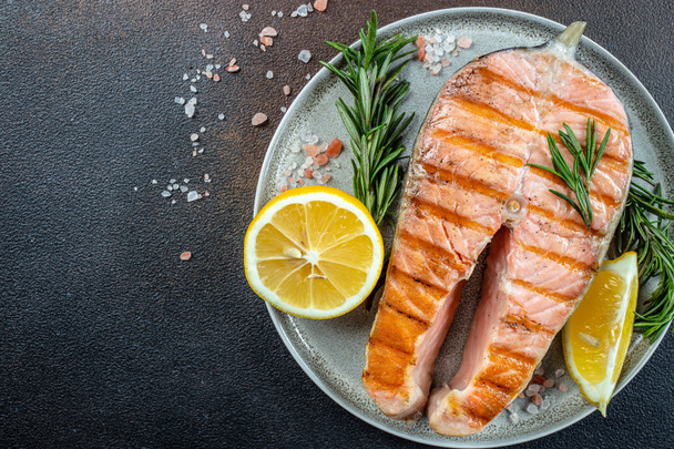 Deliziosa bistecca di salmone cotta al forno su una griglia. Menù del ristorante, dieta, ricetta del libro di cucina vista dall'alto. - Foto, immagini