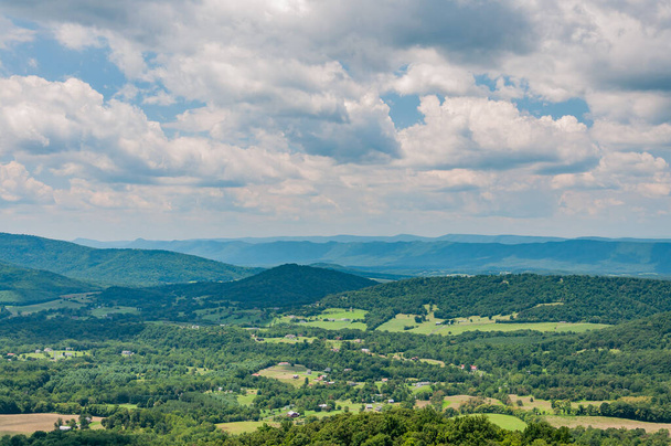バージニア州アパラチア山脈のヘイジー8月の日米国、バージニア州 - 写真・画像
