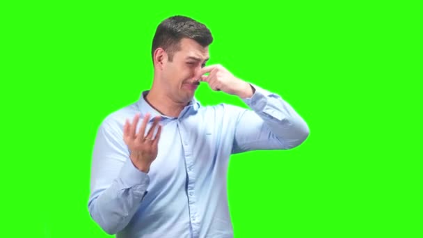 Een man met een snor ruikt naar stank en neurie. Hoge kwaliteit 4k beeldmateriaal - Video