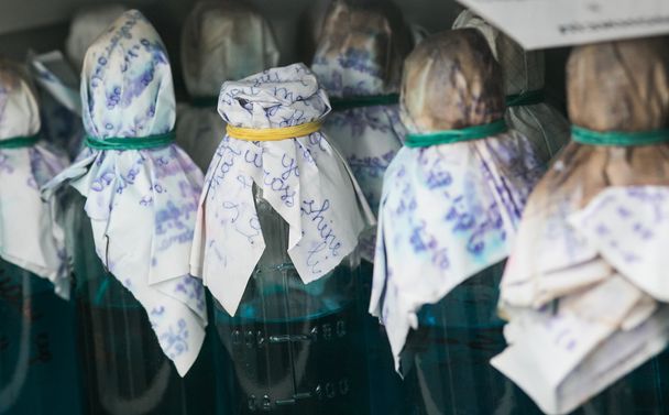 Бутылки в лаборатории
 - Фото, изображение