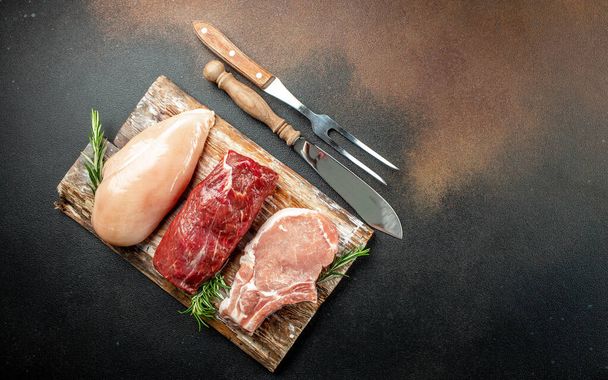 surowe mięso asortyment steki wołowe, wieprzowe, kurczaka - Zdjęcie, obraz