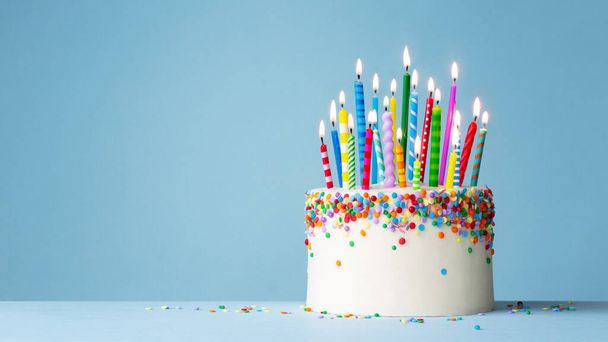Святкування дня народження торт з барвистими зморшками і двадцять одна барвиста свічка на день народження
  - Фото, зображення