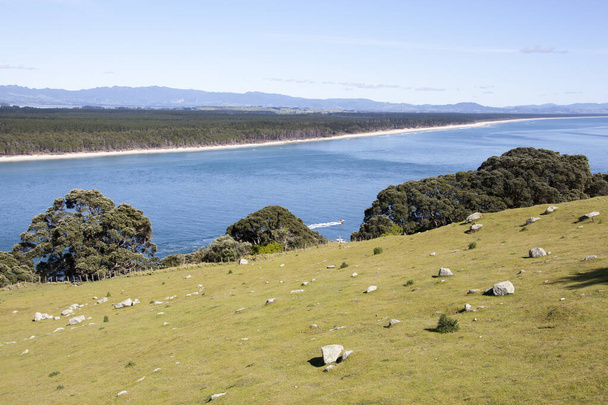 Der malerische Blick auf die Parklandschaft des Mount Maunganui mit Steinen und dem endlosen Strand auf der Insel Matakana im Hintergrund (Neuseeland)). - Foto, Bild