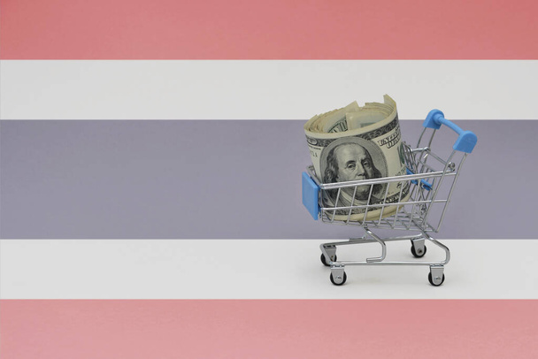 Metalli ostoskori, jossa on suuri dollari rahaa setelin lippu Thaimaan tausta. kuluttajakorin käsite. 3d kuva - Valokuva, kuva