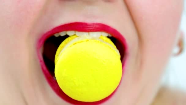adulto hermosa mujer de cerca disparo con los labios rojos morder macarrones postre francés postre comida poco saludable dulce sabroso anuncio - Metraje, vídeo
