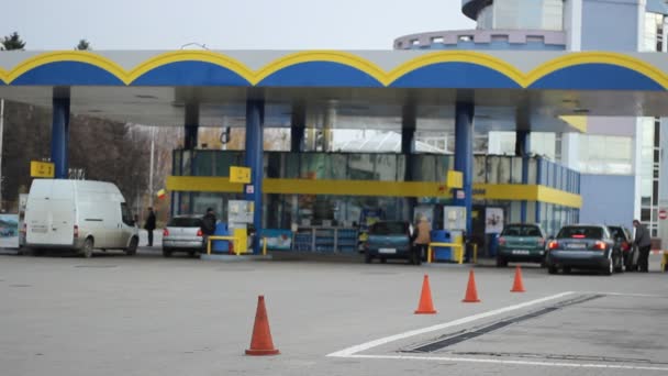 Autók tankoljanak a benzinkút - Felvétel, videó