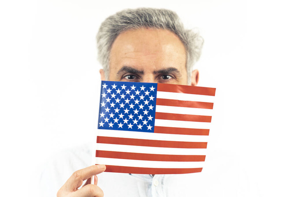 40 let běloch skrývající se za americkou vlajkou - portrét izolovaný na bílém pozadí. Kvalitní fotografie - Fotografie, Obrázek