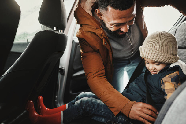 Ojcze, pomóż lub dziecko z pasem bezpieczeństwa podróżując na wakacje, wycieczkę samochodem lub wakacje w samochodzie razem. Transport, tata lub szczęśliwy rodzic z młodym dzieckiem lub chłopcem w samochodzie na weekend rodzinny. - Zdjęcie, obraz
